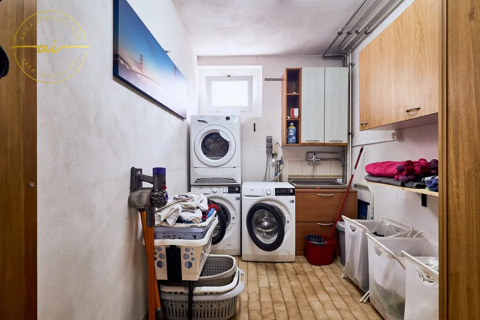 SPAZIOSA CASA CON 3 UNITÀ ABITATIVE E GIARDINO DI 400 MQ