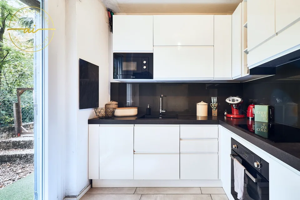 SPAZIOSA CASA CON 3 UNITÀ ABITATIVE E GIARDINO DI 400 MQ