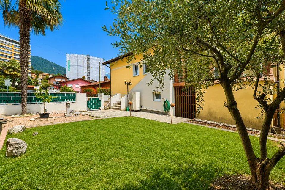 SPAZIOSA CASA CON 3 UNITÀ ABITATIVE E GIARDINO DI 400 MQ
