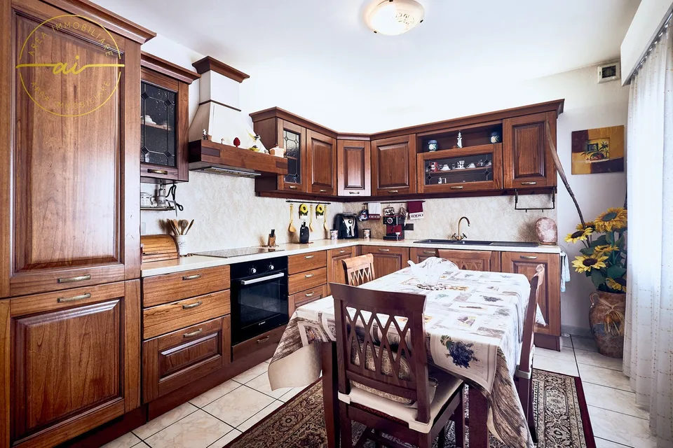 SPAZIOSA CASA CON 3 UNITÀ ABITATIVE E GIARDINO DI 400 MQ