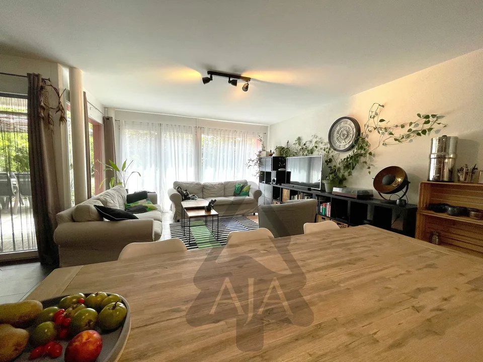 Cudrefin (a stone's throw from the Lake), very beautiful semi-detached villa with 5.5 rooms and garden