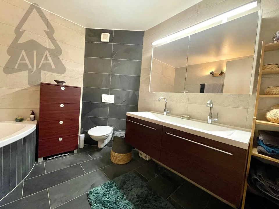 Cudrefin (a stone's throw from the Lake), very beautiful semi-detached villa with 5.5 rooms and garden