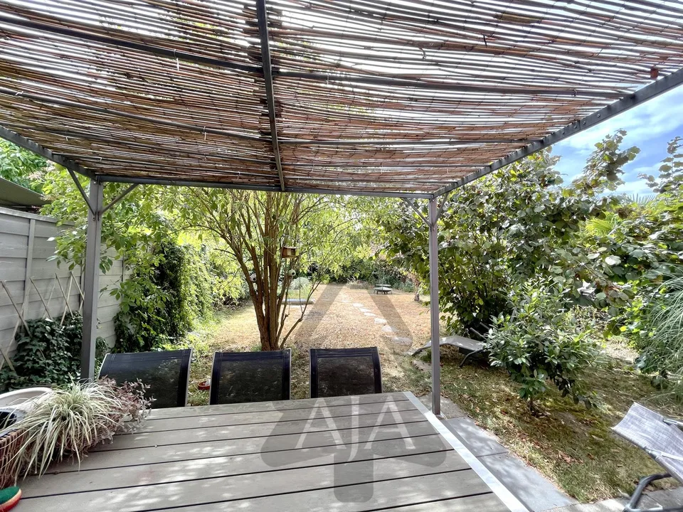 Cudrefin (a stone's throw from the Lake), very beautiful semi-detached villa with 5.5 rooms and garden