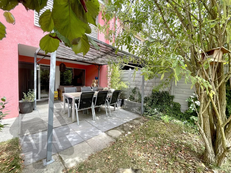 Cudrefin (a stone's throw from the Lake), very beautiful semi-detached villa with 5.5 rooms and garden