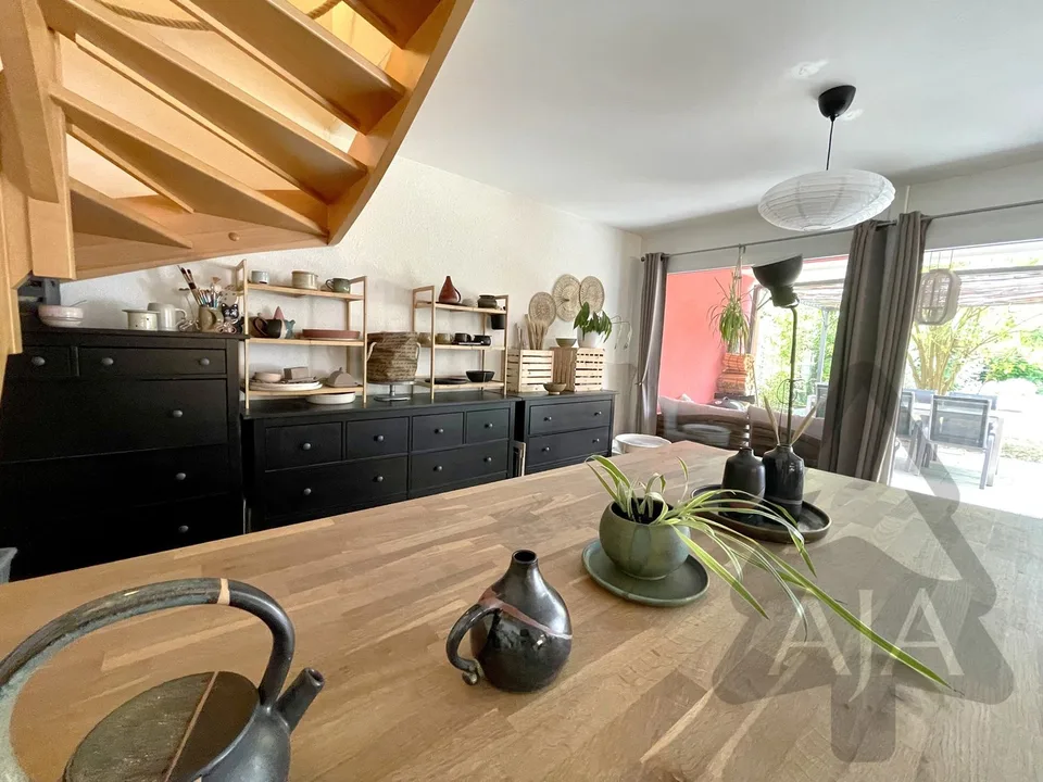 Cudrefin (a stone's throw from the Lake), very beautiful semi-detached villa with 5.5 rooms and garden