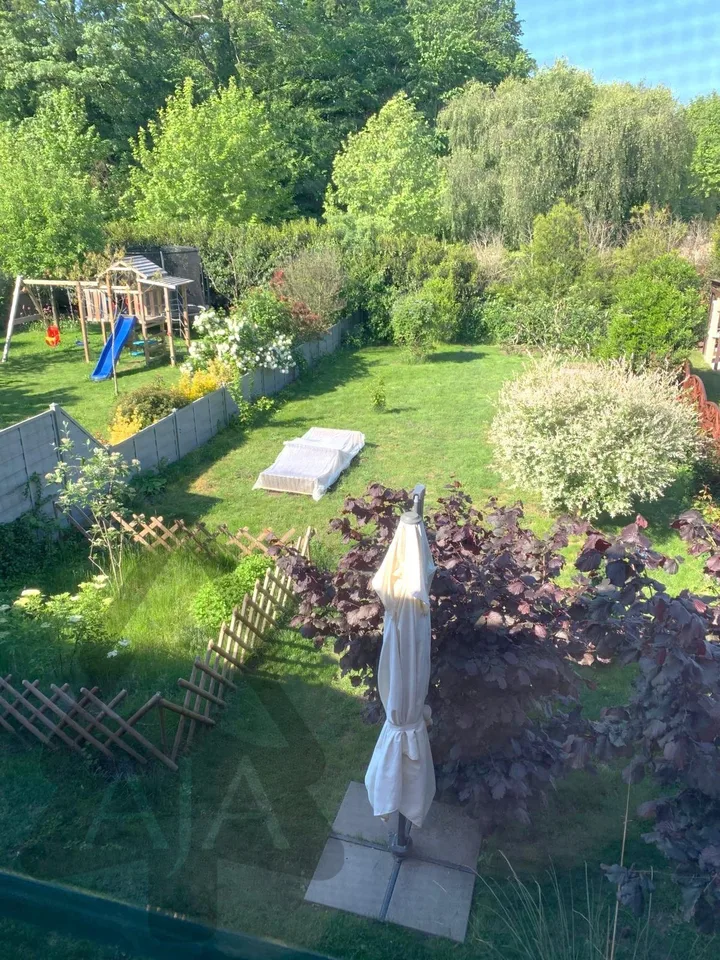 Cudrefin (a stone's throw from the Lake), very beautiful semi-detached villa with 5.5 rooms and garden