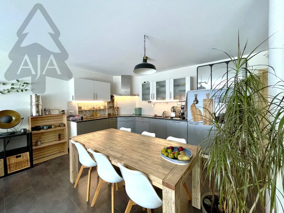 Cudrefin (a stone's throw from the Lake), very beautiful semi-detached villa with 5.5 rooms and garden