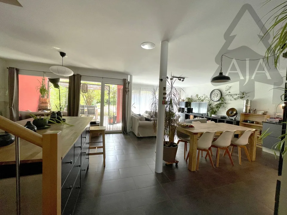Cudrefin (a stone's throw from the Lake), very beautiful semi-detached villa with 5.5 rooms and garden