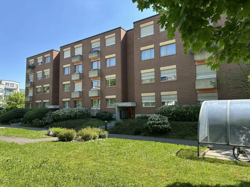Sonnige 2.5-Zimmerwohnung mit schöner Aussicht und Einstellplatz in Aesch
