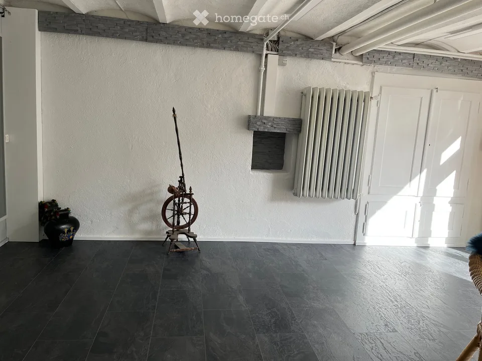 Charmantes Ladenlokal / Büro an der Kantonstrasse in Freienbach