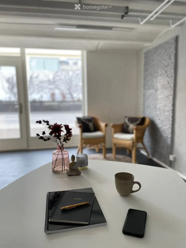 Charmantes Ladenlokal / Büro an der Kantonstrasse in Freienbach