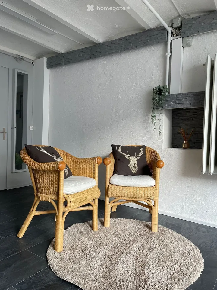 Charmantes Ladenlokal / Büro an der Kantonstrasse in Freienbach