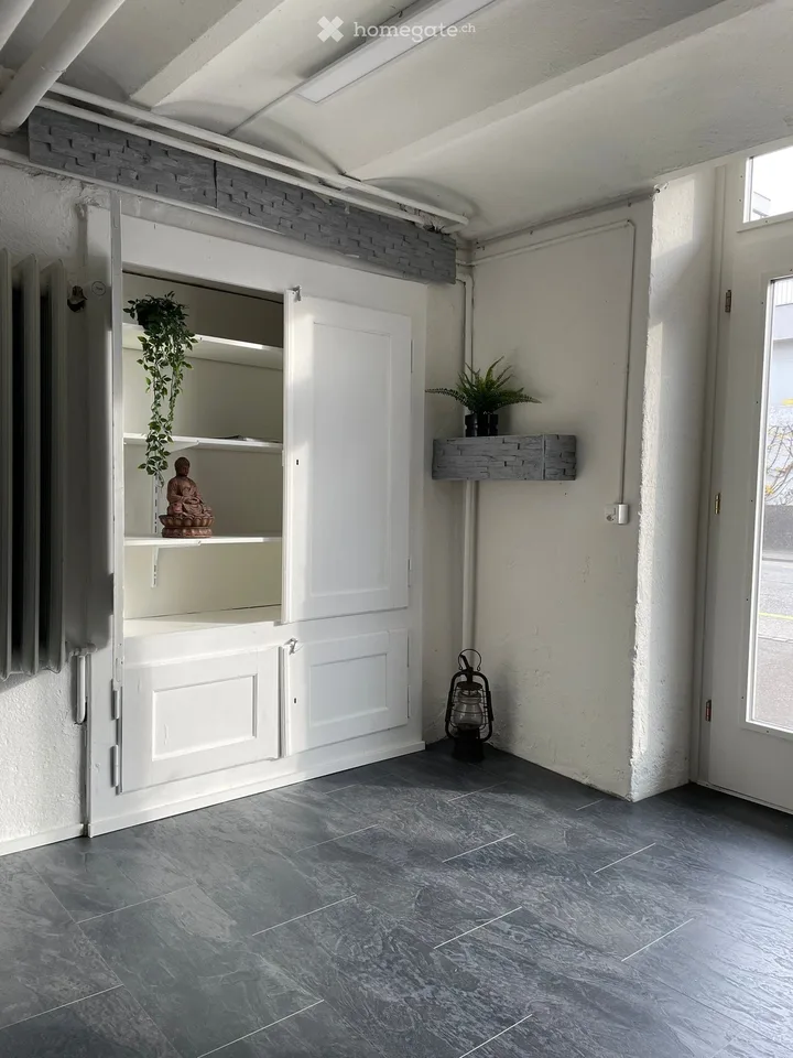 Charmantes Ladenlokal / Büro an der Kantonstrasse in Freienbach