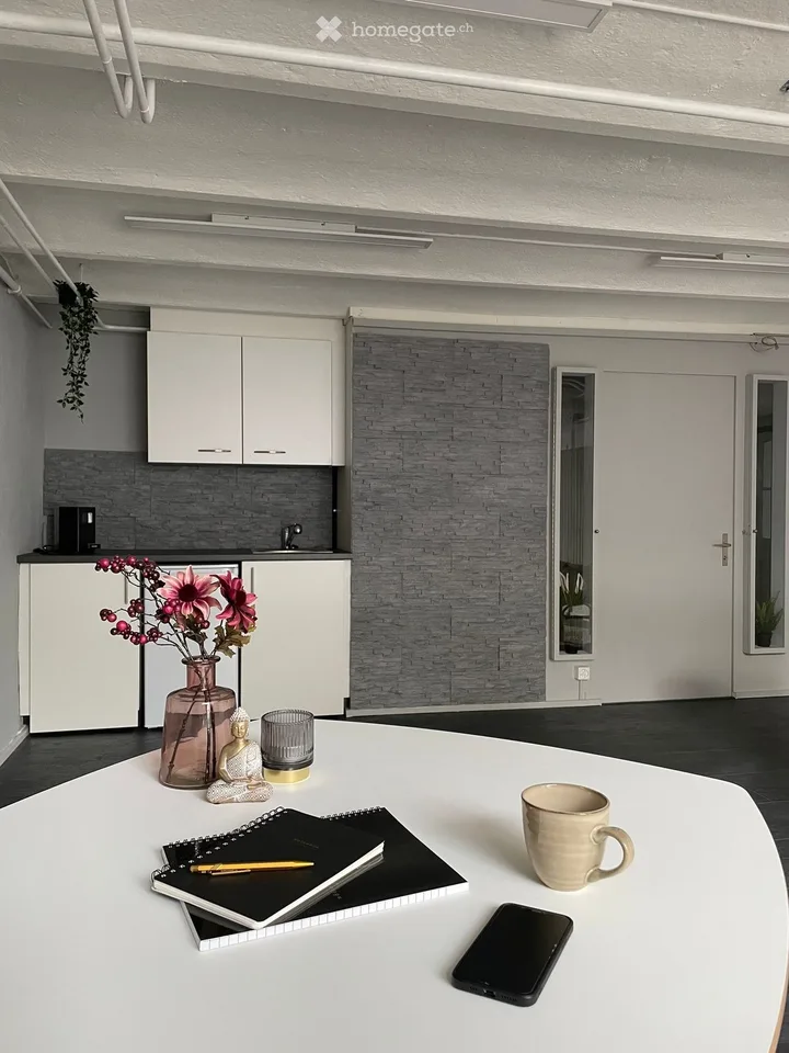 Charmantes Ladenlokal / Büro an der Kantonstrasse in Freienbach