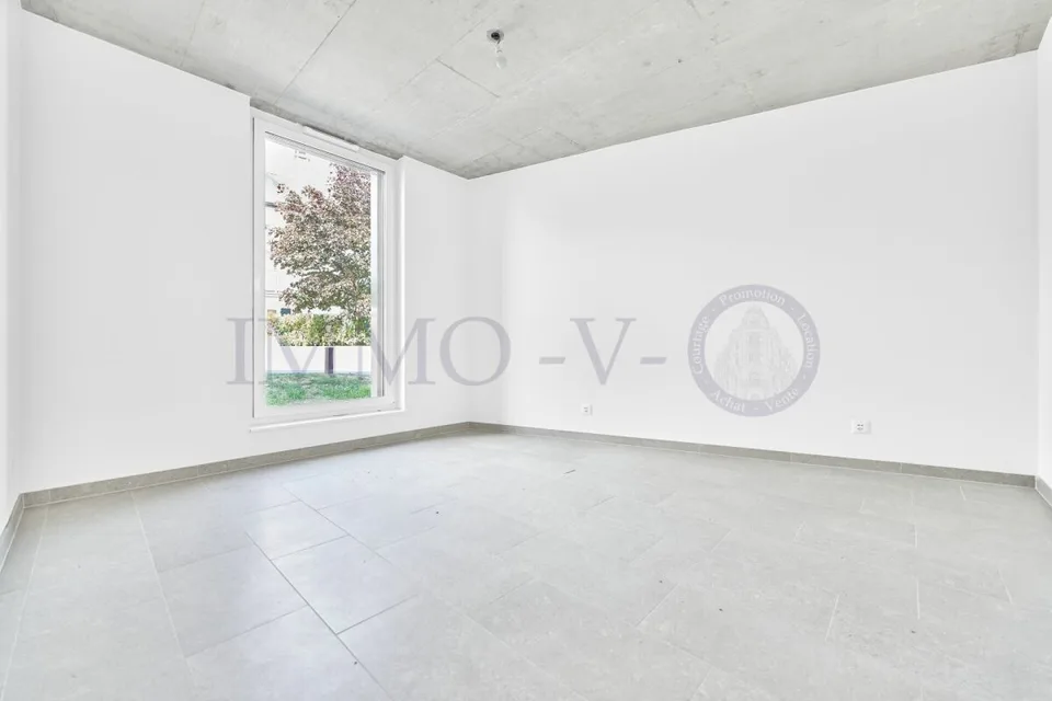 NEU UND ZEITGENÖSSISCH HOHER WERT MIT BALCON-TERRASSE