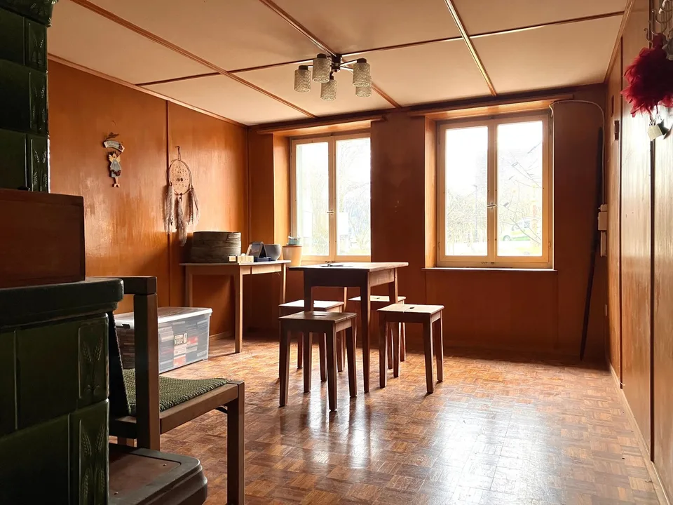 Approved 2-apartment project with large hall and 2'705 m building volume