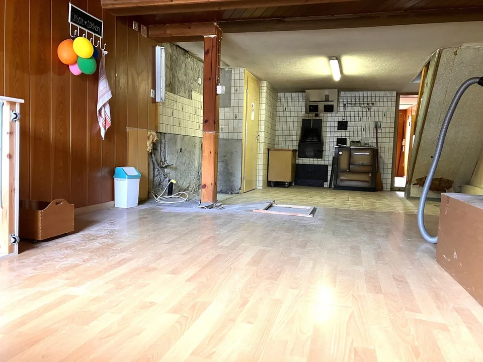 Approved 2-apartment project with large hall and 2'705 m building volume