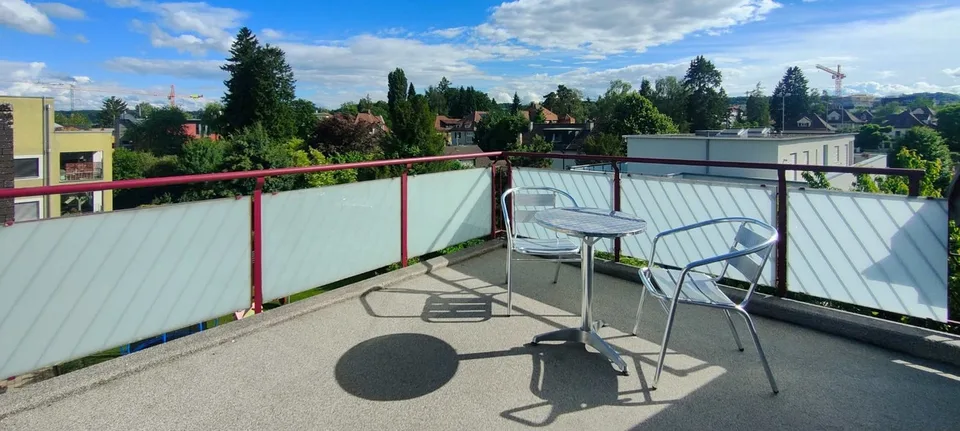 Proprio in cima. Molto speciale. Tra città e lago