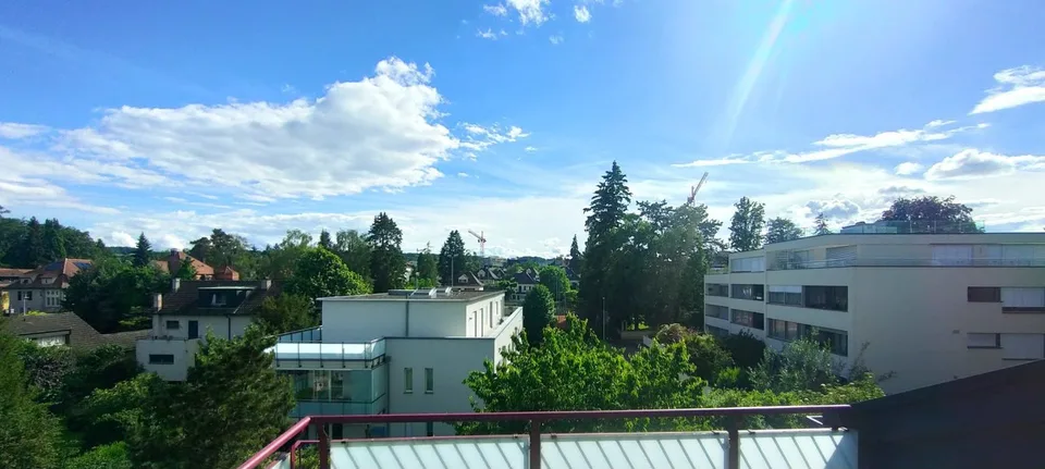 Proprio in cima. Molto speciale. Tra città e lago
