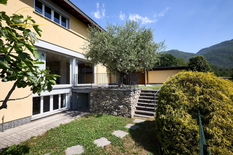 VILLA CON STUDIO SEPARATO E MERAVIGLIOSO GIARDINO