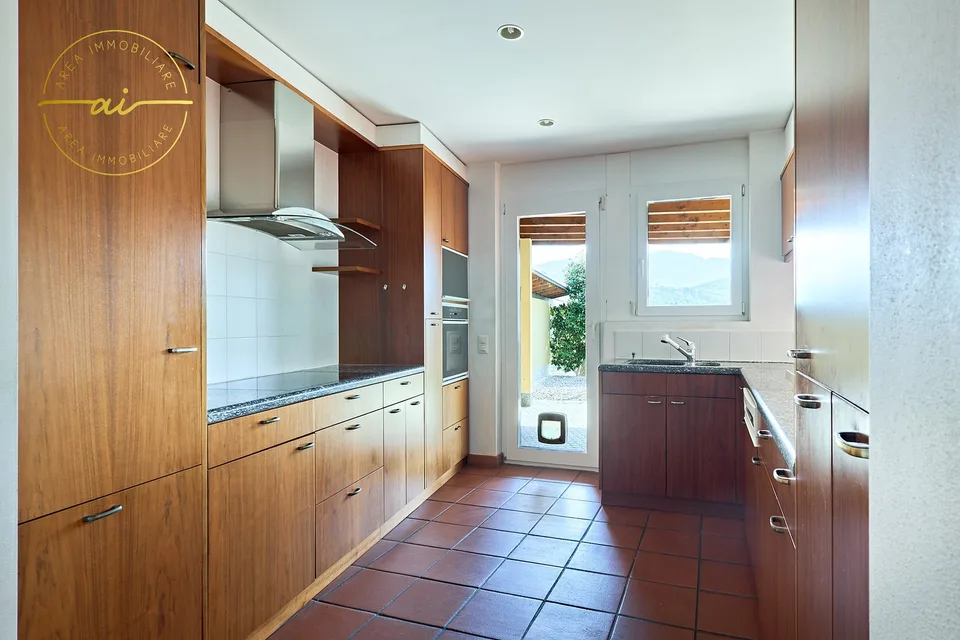VILLA CON STUDIO SEPARATO E MERAVIGLIOSO GIARDINO