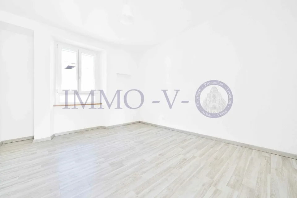 Spazioso e luminoso con grande balcone-terrazza di 60m2 e vista lago