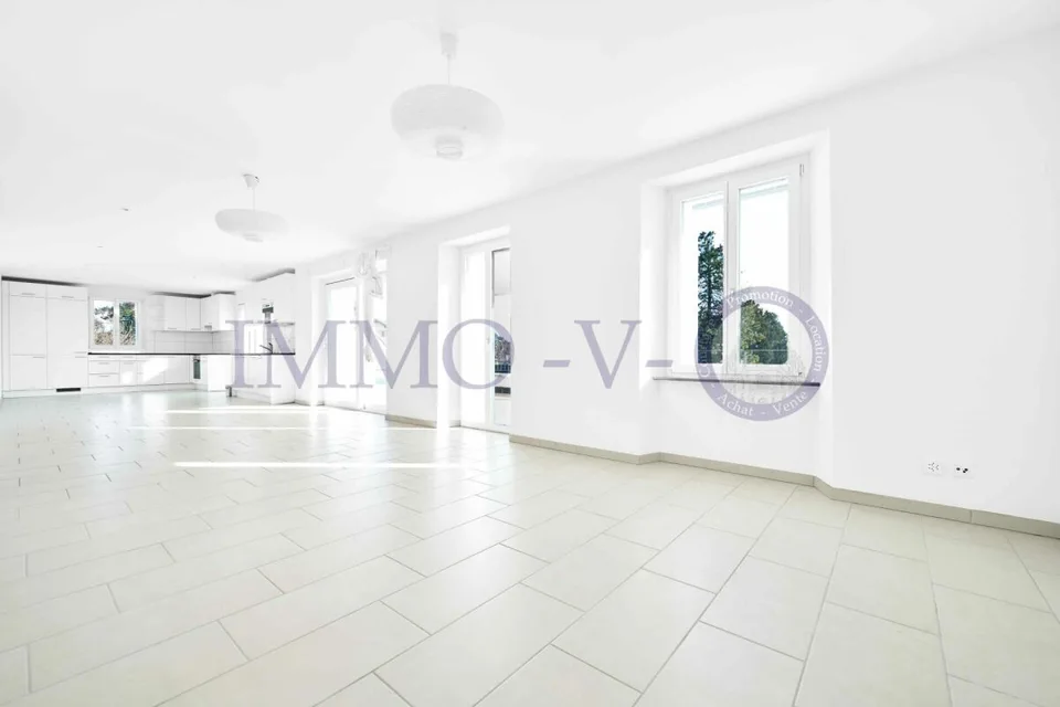 Spazioso e luminoso con grande balcone-terrazza di 60m2 e vista lago