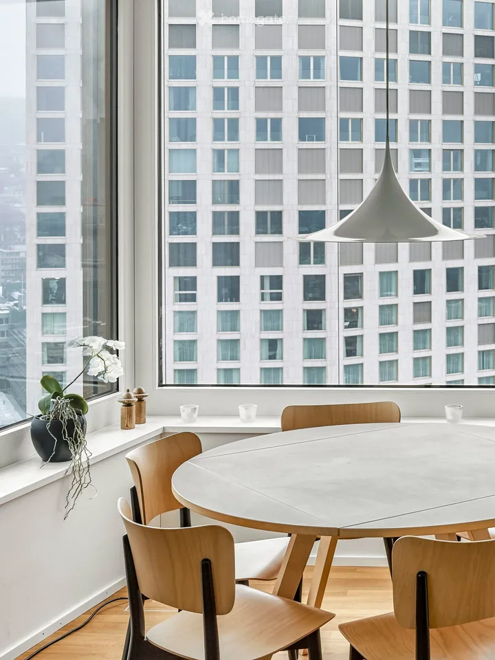 2.5-Zimmer Wohnung mit fantastischer Aussicht aus dem 19. Stock - inkl. PP und NK
