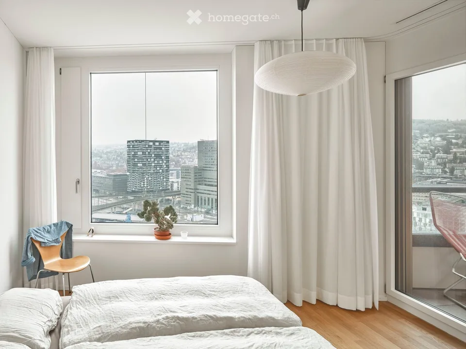2.5-Zimmer Wohnung mit fantastischer Aussicht aus dem 19. Stock - inkl. PP und NK