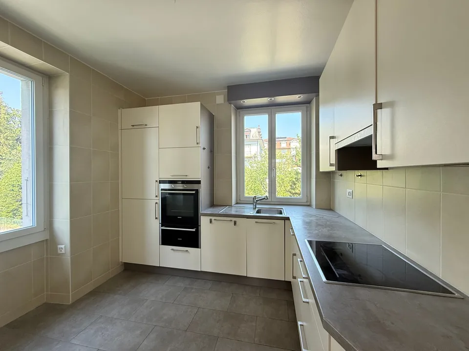 Bright 5-room apartment with balcony in the city center