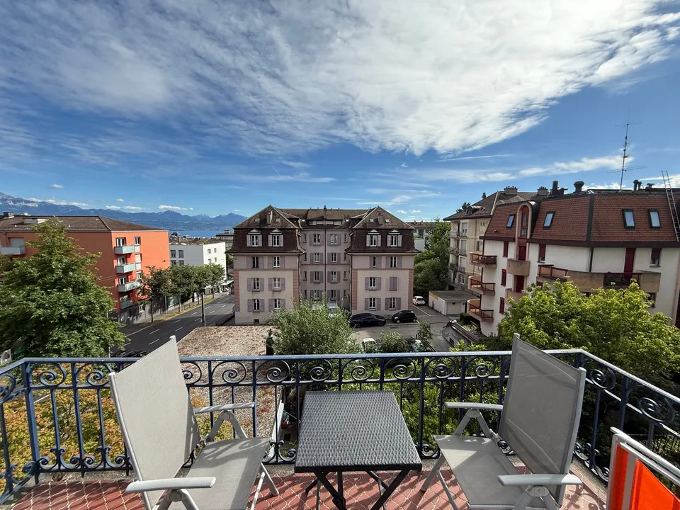 Bright 5-room apartment with balcony in the city center