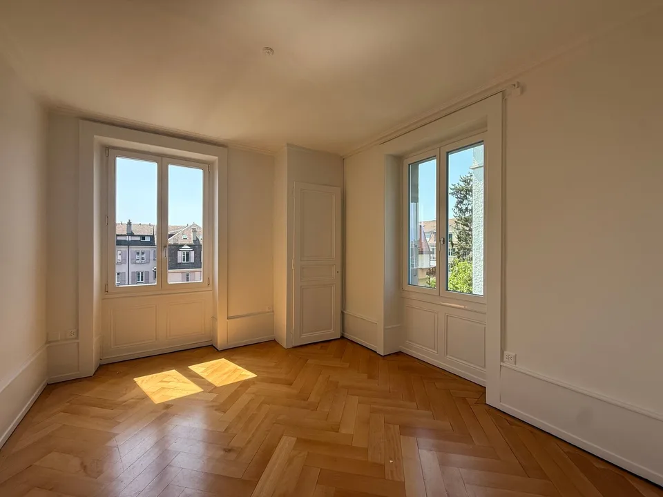Bright 5-room apartment with balcony in the city center