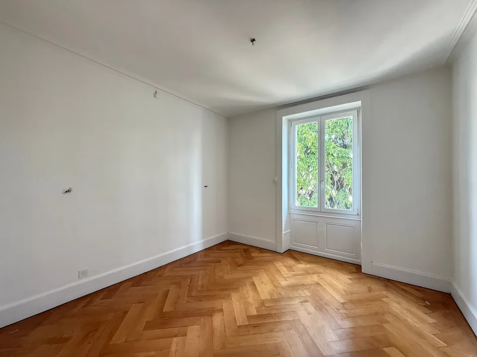 Bright 5-room apartment with balcony in the city center