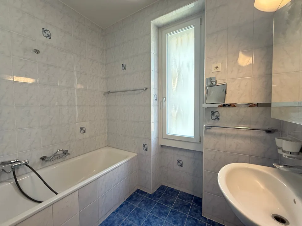 Bright 5-room apartment with balcony in the city center