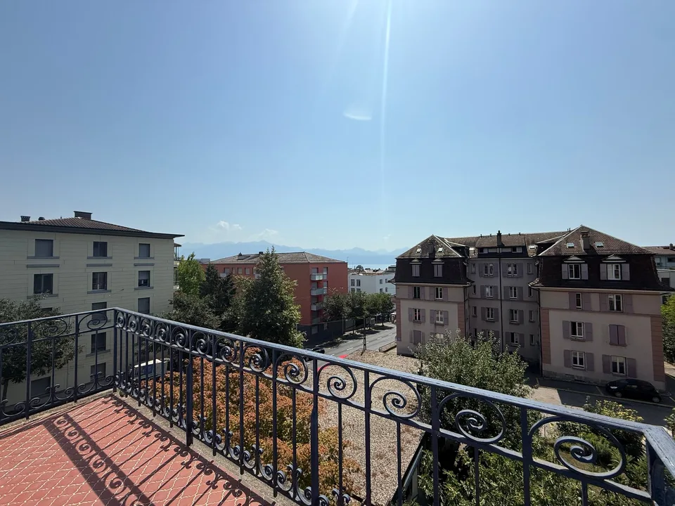 Bright 5-room apartment with balcony in the city center