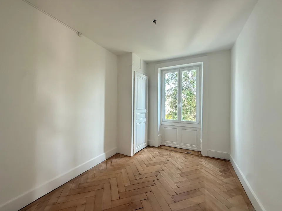 Bright 5-room apartment with balcony in the city center
