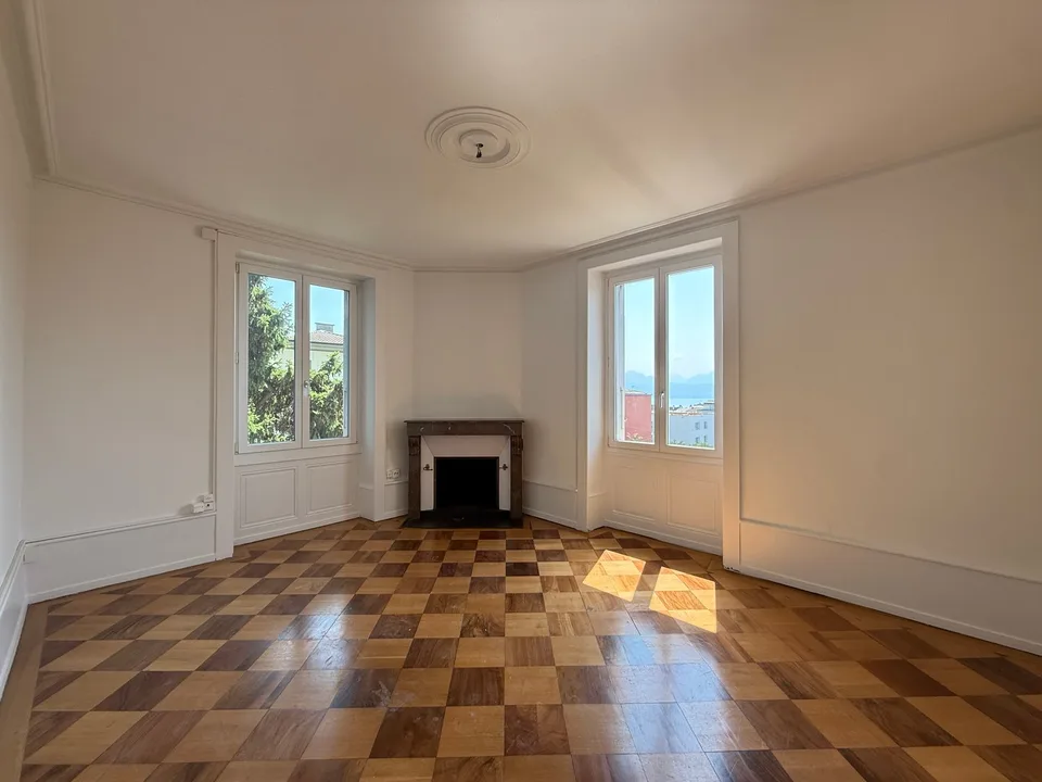 Bright 5-room apartment with balcony in the city center