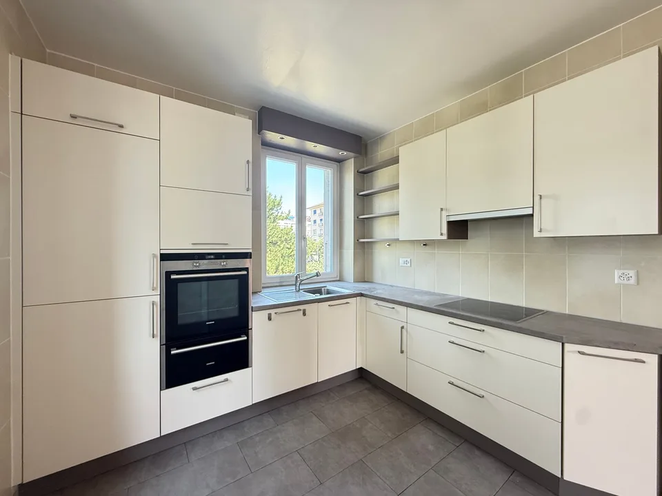 Bright 5-room apartment with balcony in the city center