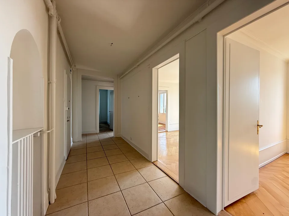 Bright 5-room apartment with balcony in the city center