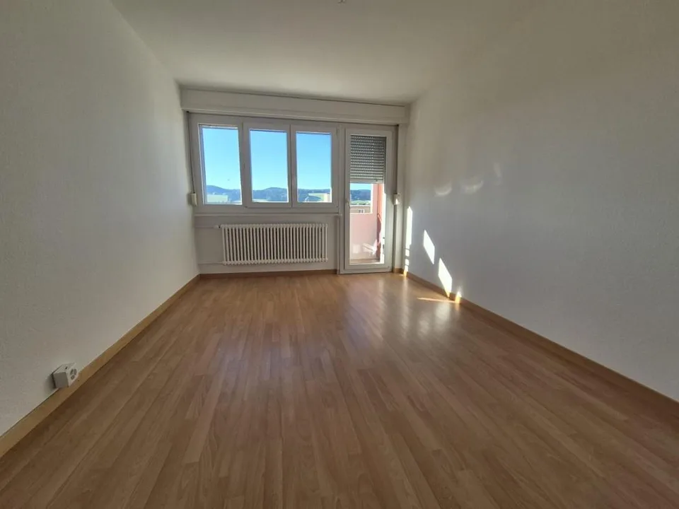 Bello appartamento familiare con balcone al piano terra