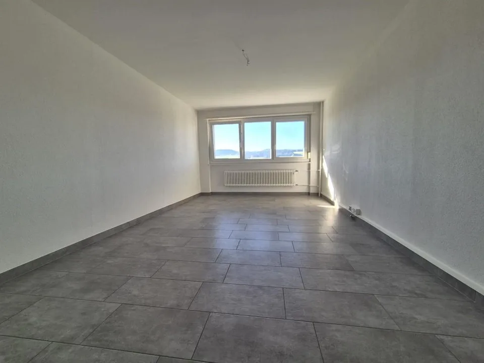 Bello appartamento familiare con balcone al piano terra