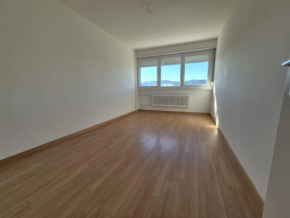Bello appartamento familiare con balcone al piano terra