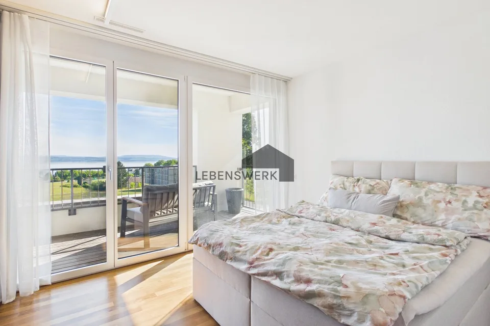 Appartamento raro di 5,5 locali con vista sul lago e due balconi, parcheggio sotterraneo