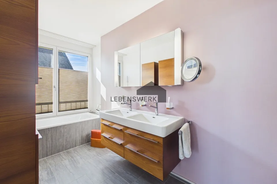 Appartamento raro di 5,5 locali con vista sul lago e due balconi, parcheggio sotterraneo