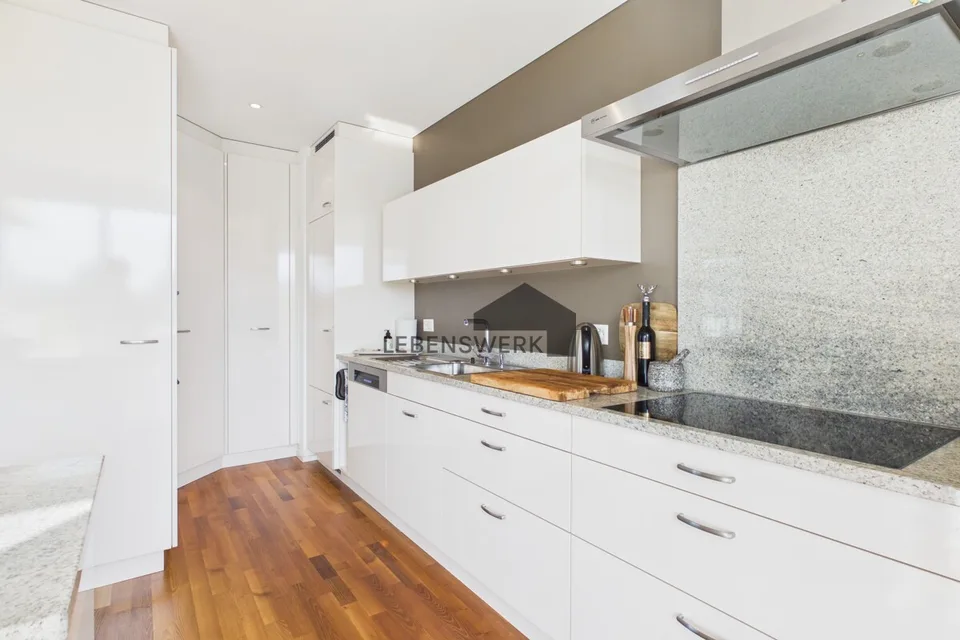 Appartamento raro di 5,5 locali con vista sul lago e due balconi, parcheggio sotterraneo