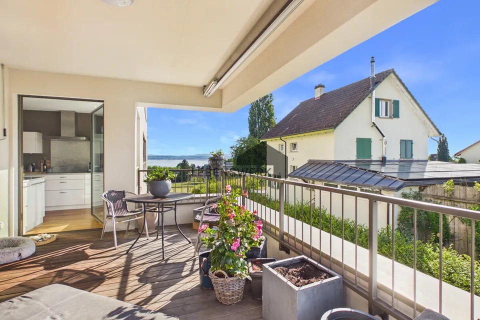 Appartamento raro di 5,5 locali con vista sul lago e due balconi, parcheggio sotterraneo