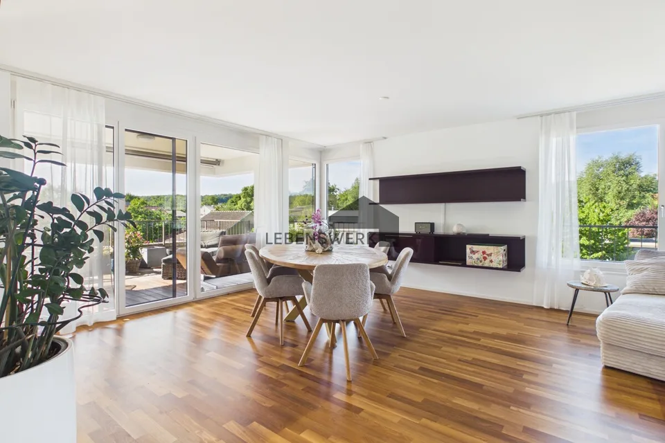 Appartamento raro di 5,5 locali con vista sul lago e due balconi, parcheggio sotterraneo