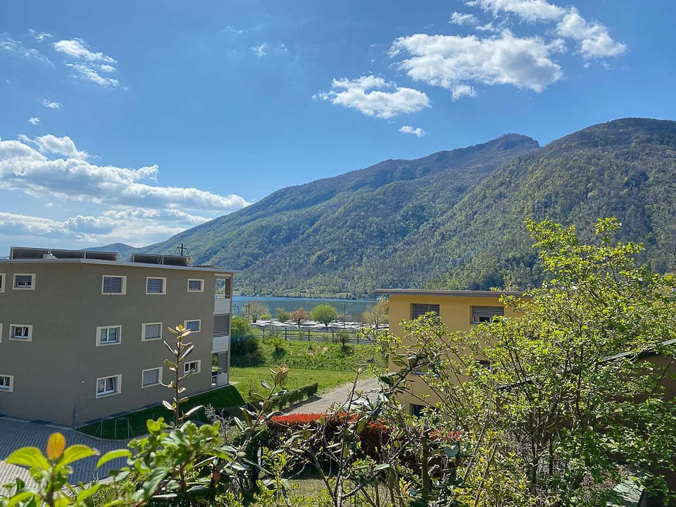 Geräumiges Doppelhaus mit Garten in Melano