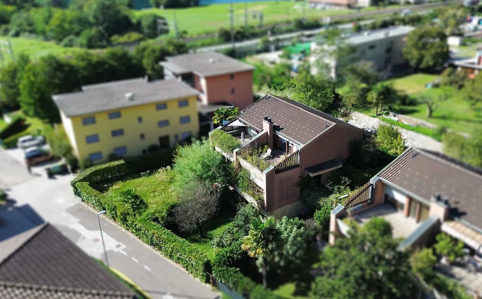 Geräumiges Doppelhaus mit Garten in Melano