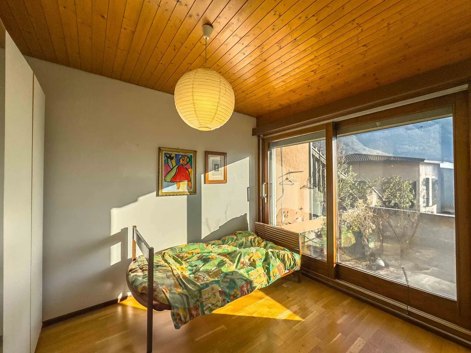 Geräumiges Doppelhaus mit Garten in Melano